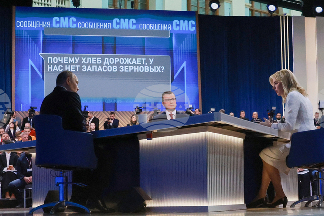 Саркастични съобщения се появиха на голям екран, където Путин проведе годишната си пресконференция