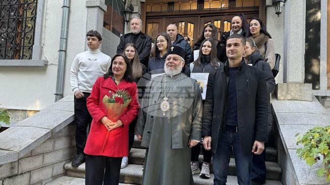 Митрополит Киприан и заместник-кметът на Стара Загора Надежда Чакърова отличиха ученици в конкурс за есе за Рождество Христово