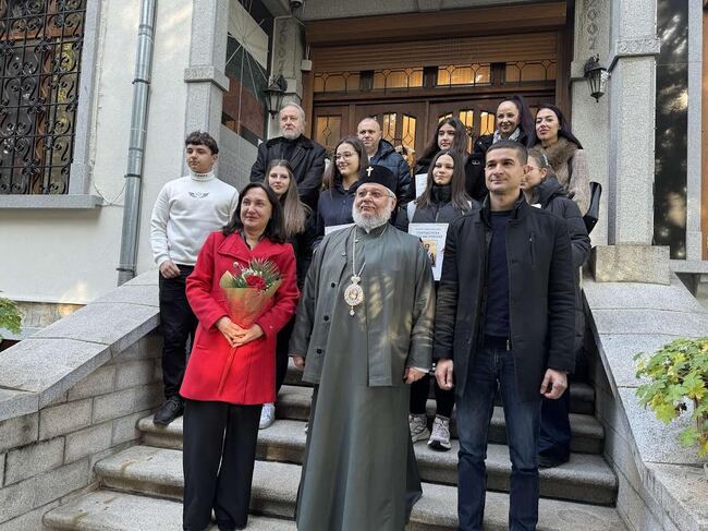 Митрополит Киприан и заместник-кметът на Стара Загора Надежда Чакърова отличиха ученици в конкурс за есе за Рождество Христово