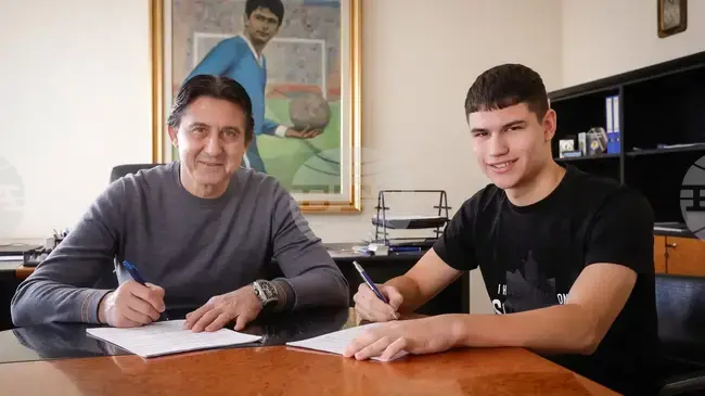 Юношата на Левски Радостин Стоилов подписа професионален договор с клуба за три години