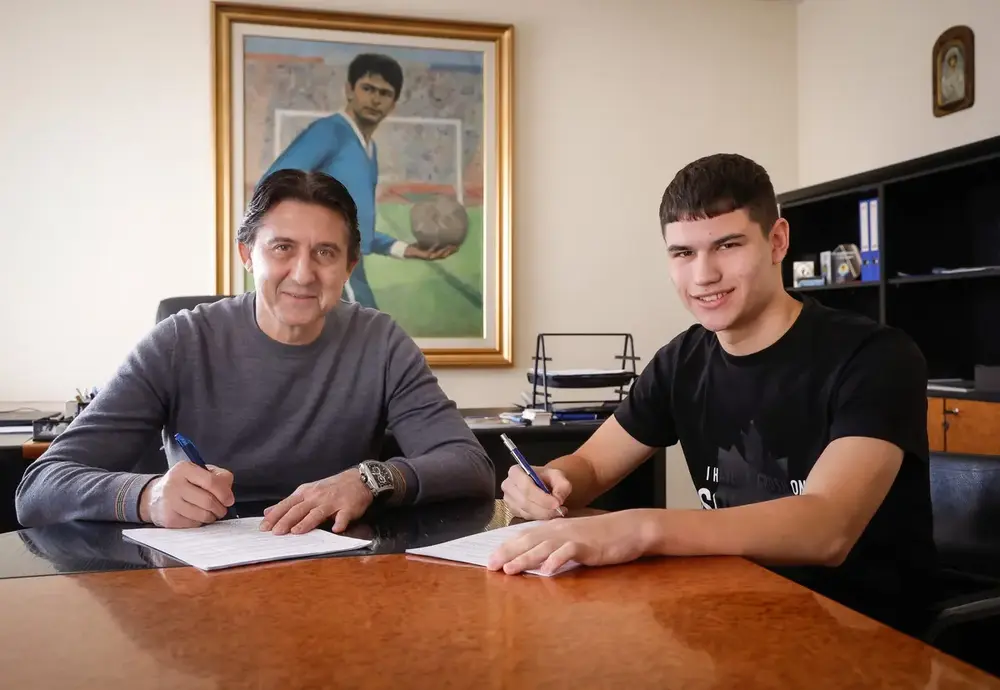 Юношата на Левски Радостин Стоилов подписа професионален договор с клуба за три години