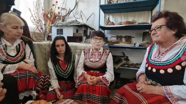 Самодейци от Априлци съхраняват традициите на Игнажден с възстановка на народни обичаи