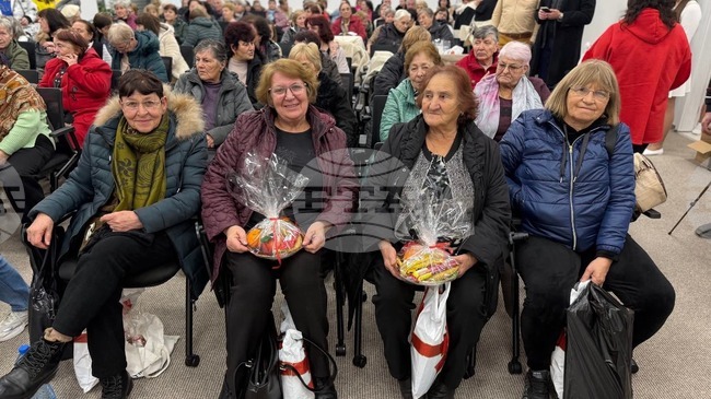 Възпитаници на Четвърто основно училище "Христо Смирненски" в Петрич зарадваха над 120 възрастни хора в навечерието на Рождество Христово