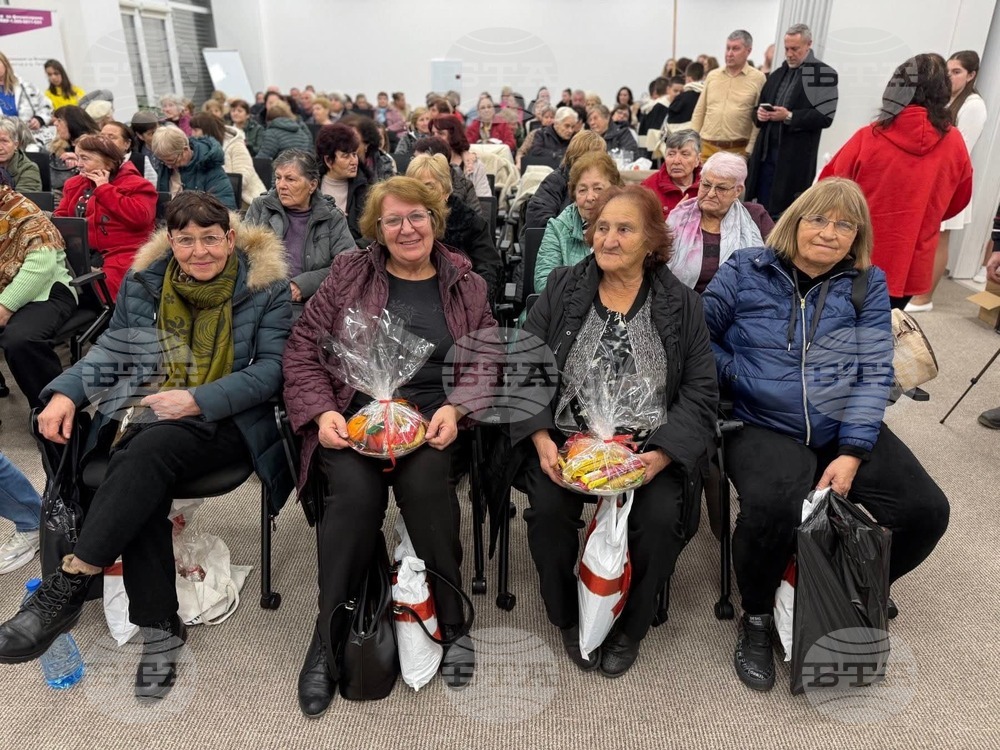 Възпитаници на Четвърто основно училище "Христо Смирненски" в Петрич зарадваха над 120 възрастни хора в навечерието на Рождество Христово