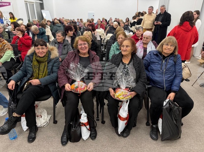 Възпитаници на Четвърто основно училище "Христо Смирненски" в Петрич зарадваха над 120 възрастни хора в навечерието на Рождество Христово