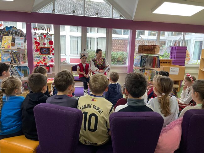 Възпитаник на Българското училище „Зора“ в Бейзингстоук, Англия, и неговата майка участваха в Ден на езиците в местно английско училище