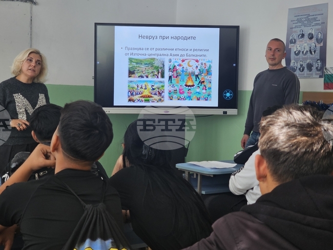 Ученици от различни етноси в Кърджали бяха запознати с произхода и празнуването на Нова година по света