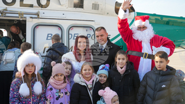 Дядо Коледа и Снежанка пристигнаха с хеликоптер на Главна дирекция „Гранична полиция“ в София