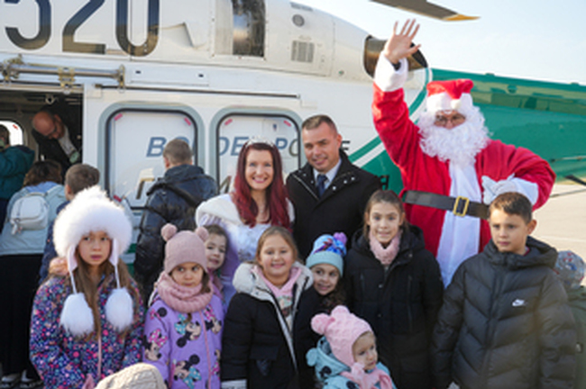 МВР: Дядо Коледа и Снежанка пристигнаха с хеликоптер на „Гранична полиция“