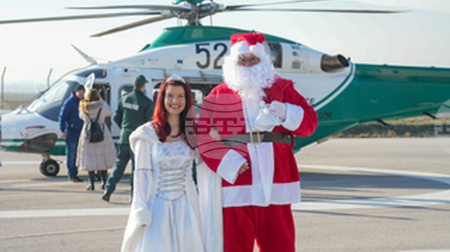 Дядо Коледа и Снежанка пристигнаха с хеликоптер на Главна дирекция „Гранична полиция“ в София