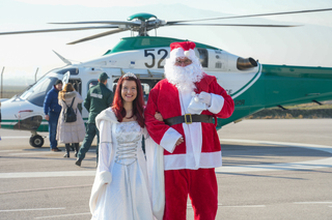 Дядо Коледа и Снежанка пристигнаха с хеликоптер на Главна дирекция „Гранична полиция“ в София