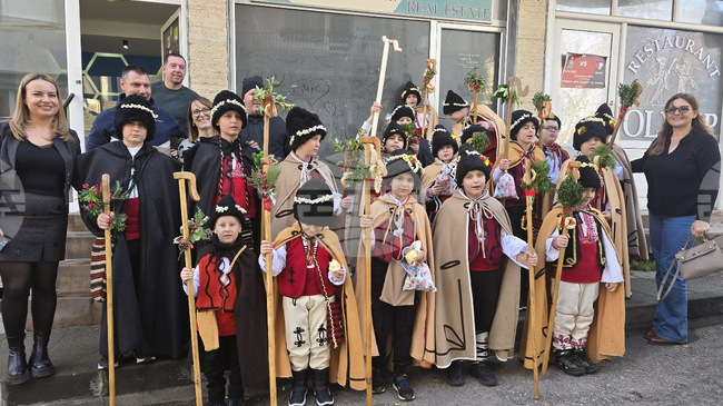 Близо 30 коледари от клуб „Родолюбие“ в Петрич посетиха общинската администрация 