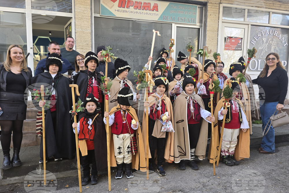 Близо 30 коледари от клуб „Родолюбие“ в Петрич посетиха общинската администрация 