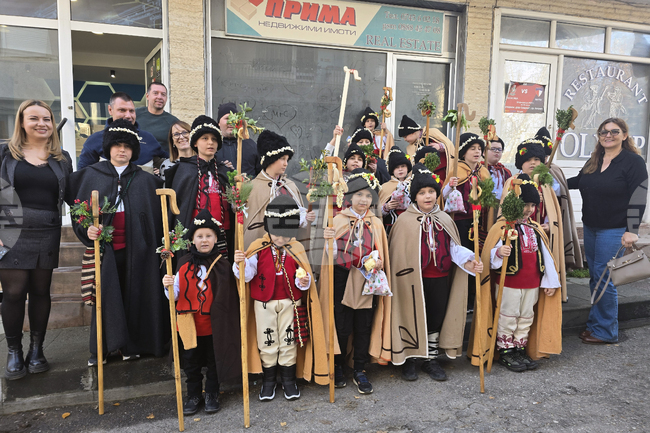 Близо 30 коледари от клуб „Родолюбие“ в Петрич посетиха общинската администрация 