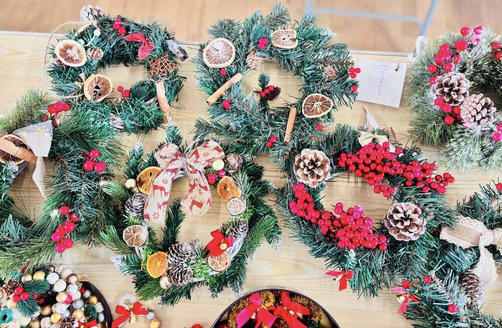 Коледна украса и сладки за благотворителен коледен базар изработиха ученици от Българското училище „Зора“ в Бейзингстоук, Англия