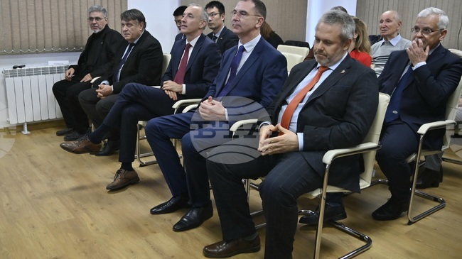 Ако искаме България да бъде високотехнологична държава, трябва да имаме школа в областта на квантовите технологии, каза Красимир Вълчев