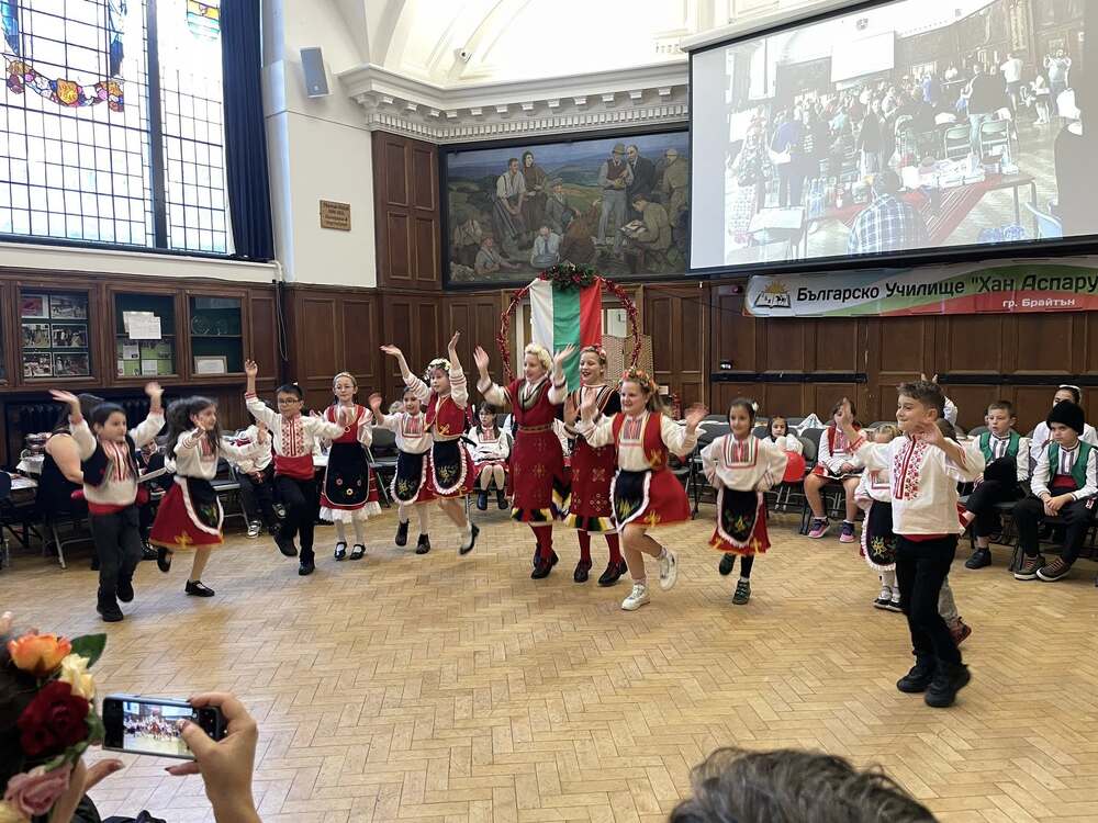 С програма от песни, танци и драматизация на приказка премина коледното тържество в Българското училище „Хан Аспарух“ в Брайтън, Англия