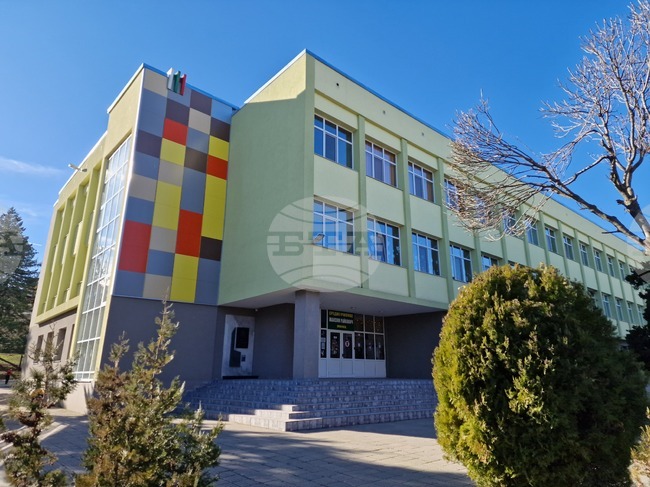 Училище в Лясковец събира средства за изграждане бюст-паметник на своя патрон Максим Райкович