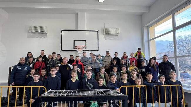 В село Костенец бе открит реновиран физкултурен салон и се състоя благотворителен турнир