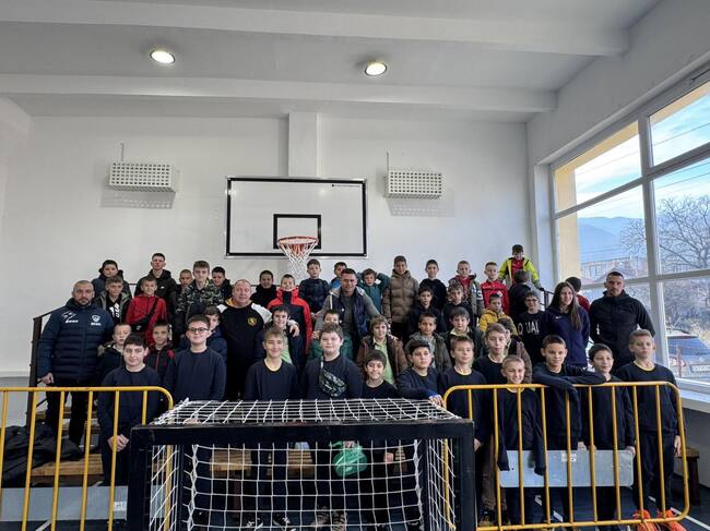 В село Костенец бе открит реновиран физкултурен салон и се състоя благотворителен турнир