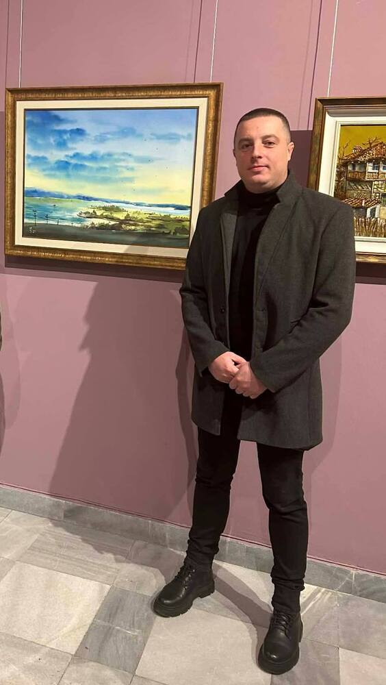 Художникът от Босилеград Любиша Пенев участва в коледна изложба в Кюстендил