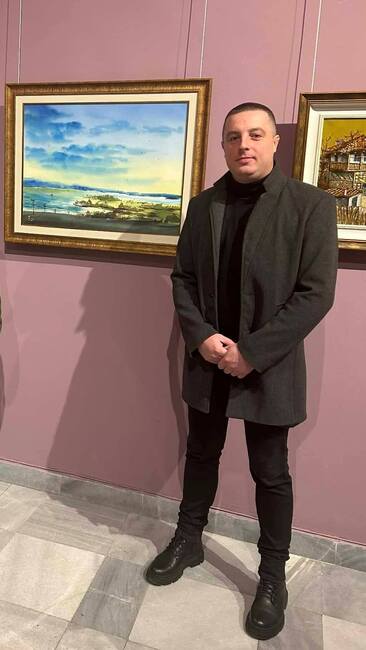 Художникът от Босилеград Любиша Пенев участва в коледна изложба в Кюстендил