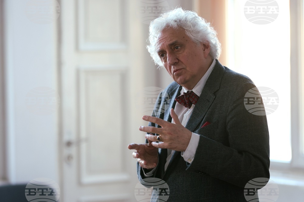 Образователен тур с доц. Георги Лозанов ще се проведе в изложбата „Повече от една снимка. История на българската фотография през ХХ век“