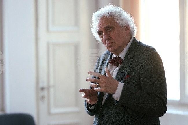 С броя на японски език списание ЛИК осъществи междукултурна комуникация, каза доц. Георги Лозанов пред студенти от специалност „Японистика“ в СУ