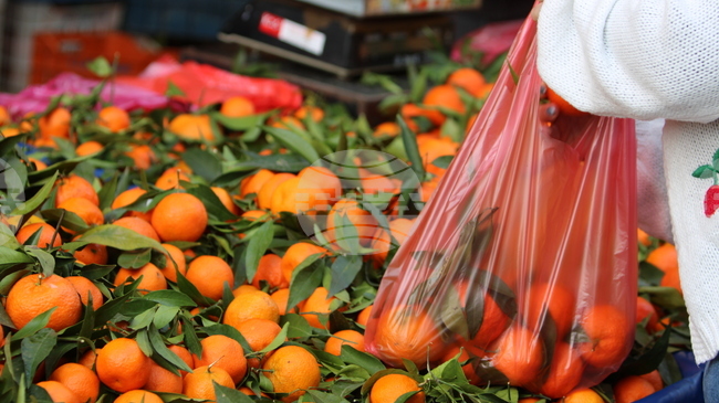 Продавачите на гръцките традиционни земеделски пазари на открито започнаха безсрочна национална стачка