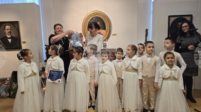 Победителите в традиционните коледни конкурси на Община Свищов за картичка, украса, инициатива на 2025 г. и послание към 2026 г. бяха наградени 