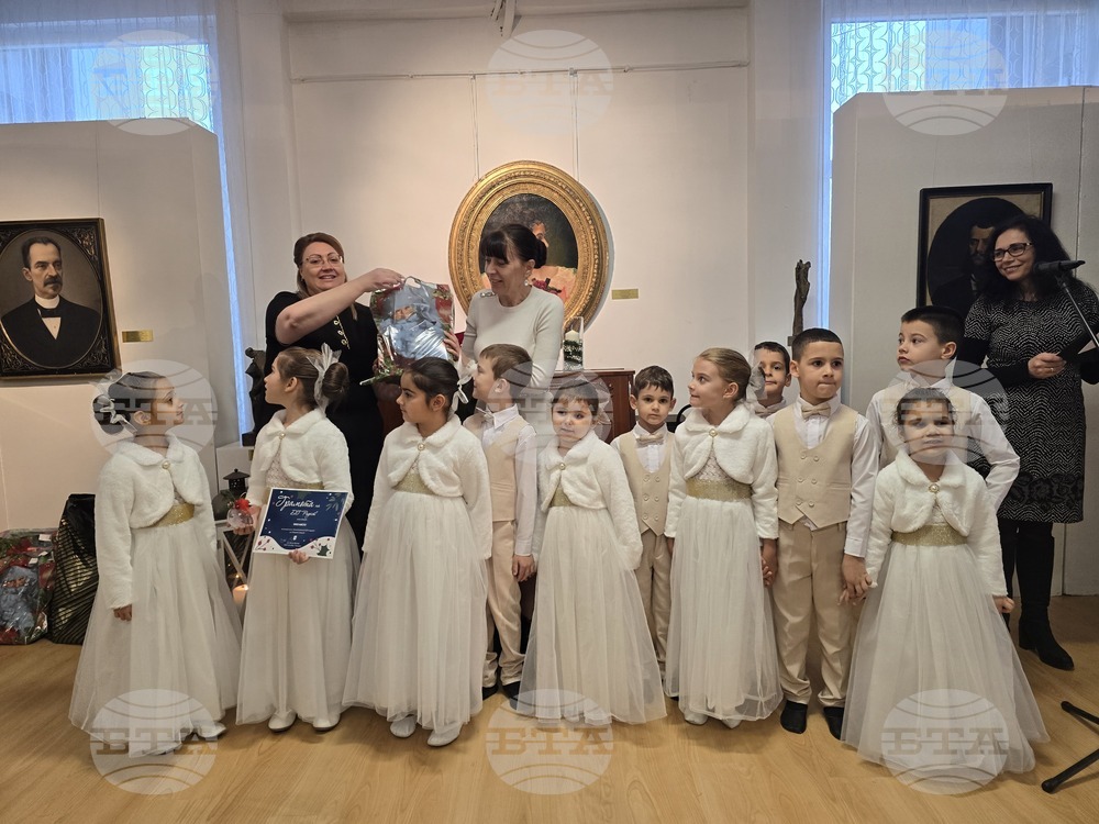 Победителите в традиционните коледни конкурси на Община Свищов за картичка, украса, инициатива на 2025 г. и послание към 2026 г. бяха наградени 