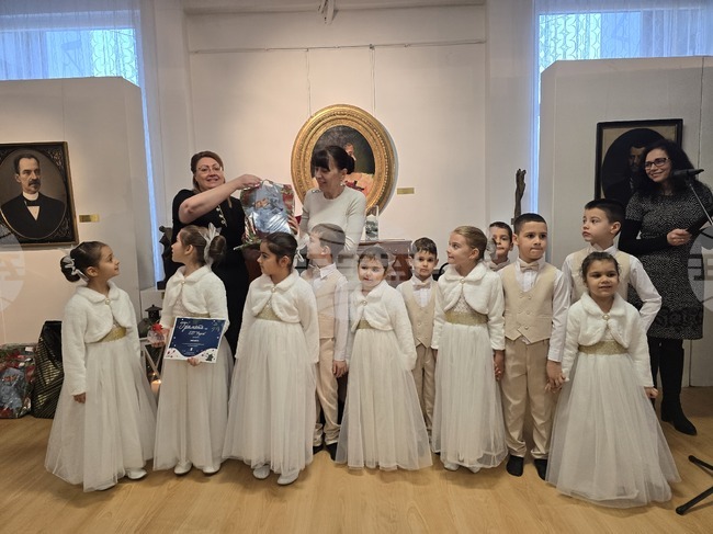 Победителите в традиционните коледни конкурси на Община Свищов за картичка, украса, инициатива на 2025 г. и послание към 2026 г. бяха наградени 