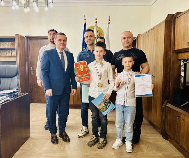 Община Русе: Кметът Пенчо Милков отличи младите състезатели по мотокрос Филип Кашов и Владиян Цветков