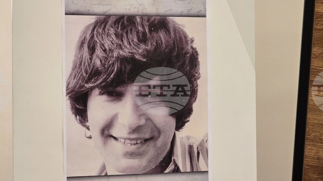 Изложба, посветена на 85 години от рождението на певеца Емил Димитров, е подредена в Регионална библиотека "Христо Смирненски" в Плевен