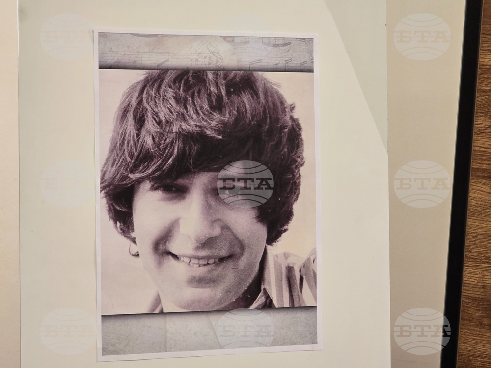 Изложба, посветена на 85 години от рождението на певеца Емил Димитров, е подредена в Регионална библиотека "Христо Смирненски" в Плевен