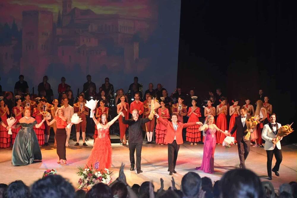 Броени месеци след премиерата си спектакълът "Сарсуела - огън и страст" стъпва за първи път на сцената на бургаската опера