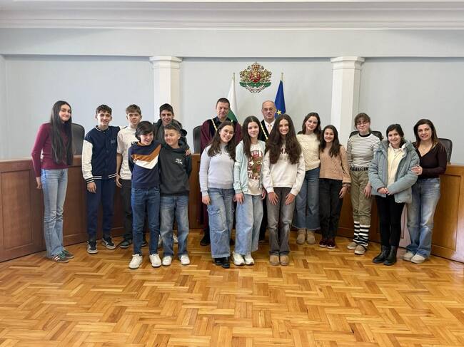 Седмокласници и конституционни съдии обсъдиха мястото на КС в устройството на държавата