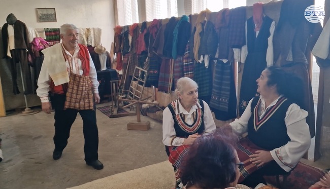 Самодейци от Априлци съхраняват традициите на Игнажден с възстановка на народни обичаи