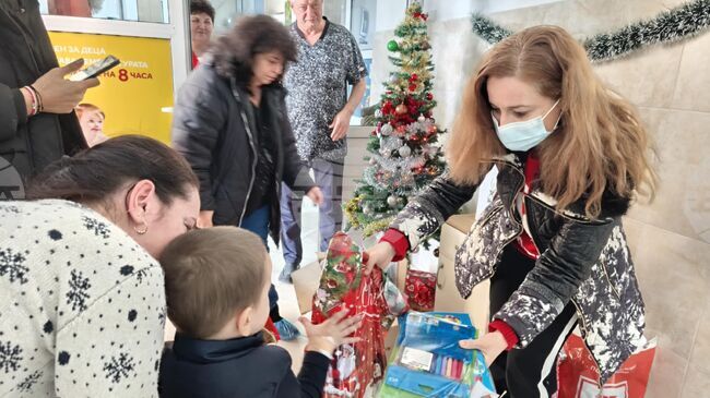 Деца в болницата в Търговище получиха подаръци от Клуба на нестопанските организации