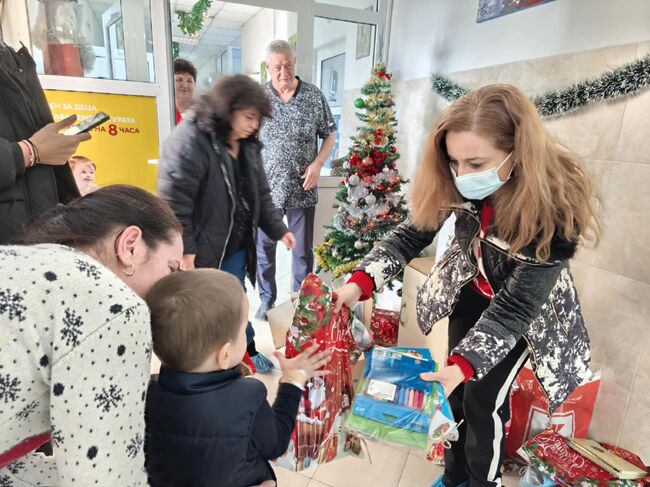 Деца в болницата в Търговище получиха подаръци от Клуба на нестопанските организации