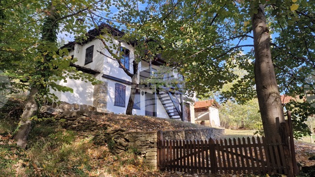 Сдружение възстановява старинната красота на махала „Баба Стана“ над троянското село Орешак 