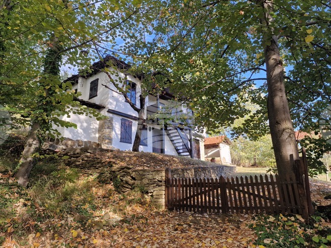 Сдружение възстановява старинната красота на махала „Баба Стана“ над троянското село Орешак 