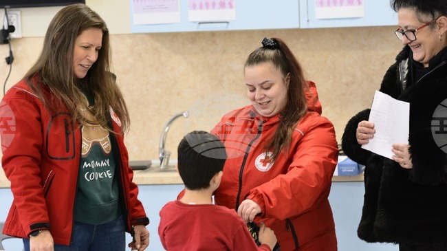 Пакети със здравословни хранителни продукти дари Българският Червен кръст на деца в Ловешка област