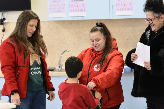 Пакети със здравословни хранителни продукти дари Българският Червен кръст на деца в Ловешка област