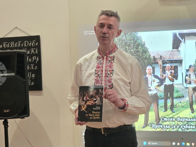 Народният певец Стоян Варналиев представи книгата си с песни "Коледа от Бяло море до Дунав" в Добрич 