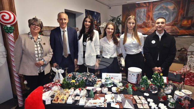 Ученици от 13 професионални гимназии от различни градове в страната се включиха в Коледния базар на професионалните умения в МОН