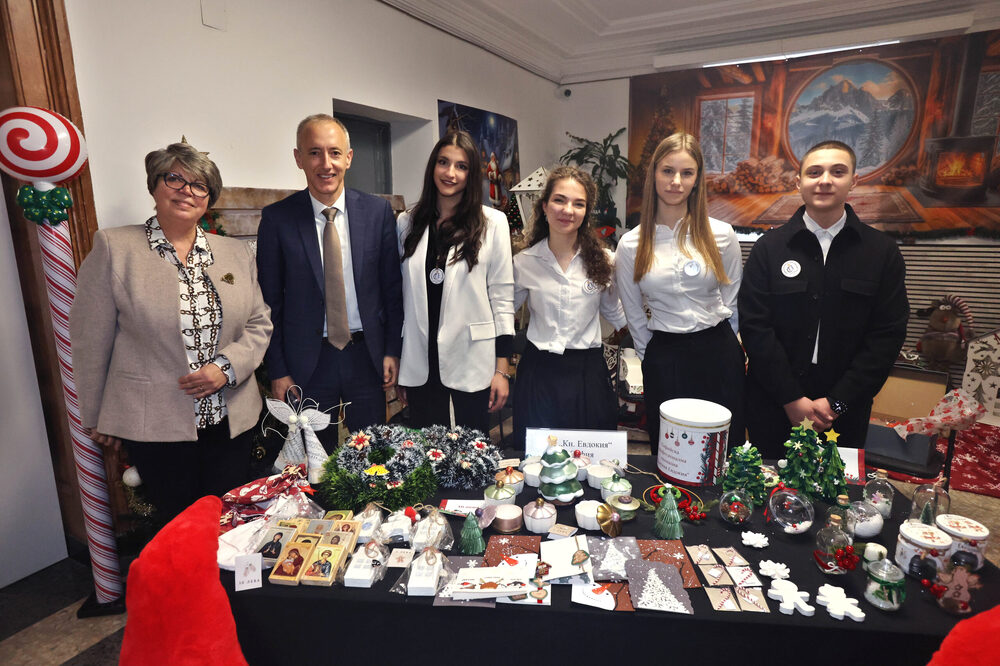 Ученици от 13 професионални гимназии от различни градове в страната се включиха в Коледния базар на професионалните умения в МОН