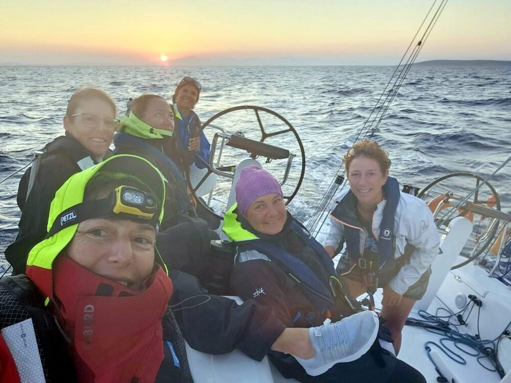 Любопитна подробност от протичащата в момента 34-а Национална Антарктическа Експедиция е включването в състава и на две дами, доказали се при изключително екстремни условия