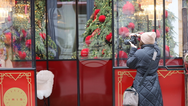 Коледната магия завладя Букурещ - хотели и стари сгради в румънската столица се превърнаха в атракция и желан декор за фотосесии