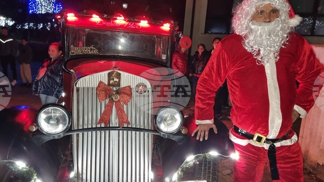 В навечерието на празниците Дядо Коледа пристигна с близо стогодишен ретро автомобил в Трън